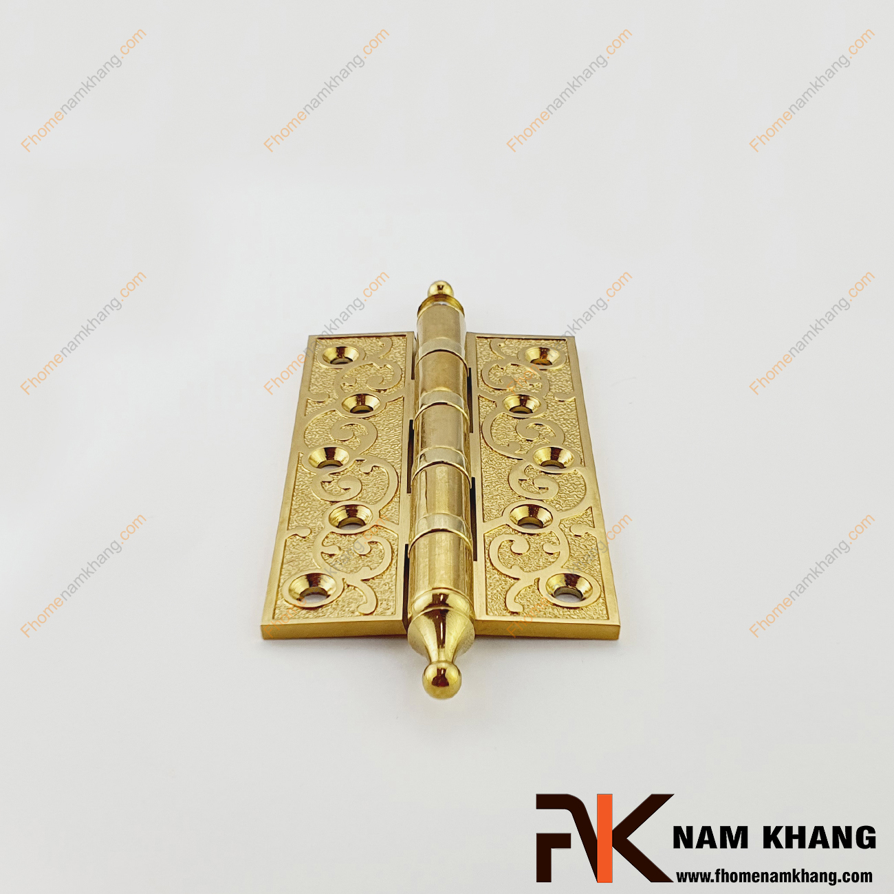 Bản lề lá cổ điển màu đồng vàng NK195-13-4PVD là một sản phẩm thông dụng và quan trọng khi lắp đặt các cánh cửa. Kích thước của cánh cửa càng to thì yêu cầu về bản lề cửa càng lớn do phải đủ độ bền để nâng đỡ được trọng lượng của cánh cửa.