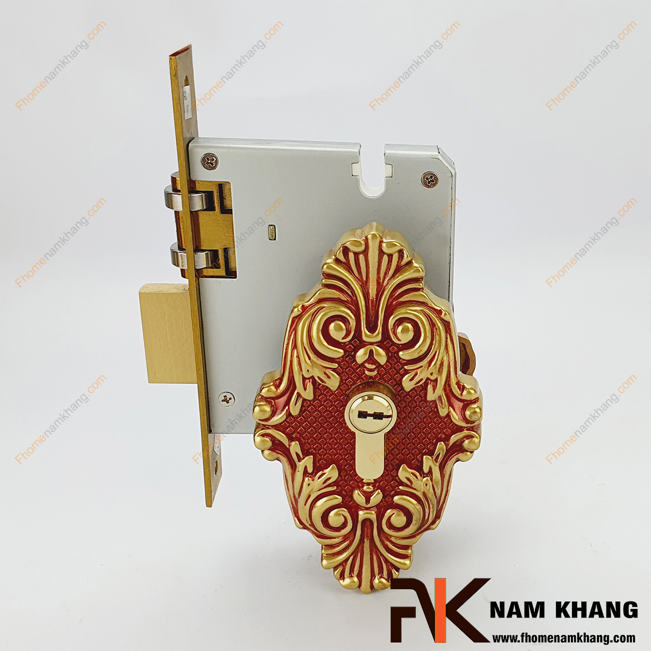 Khóa âm cổ điển màu đồng vàng viền đỏ NK181-RC là một dạng khóa đặc biệt khi dùng để kết hợp chung với tay nắm cửa tạo thành một bộ. Ưu điểm của dòng khóa cửa này là có thể kết hợp đa dạng với nhiều loại tay nắm khác nhau theo nhu cầu thiết kế của gia chủ. 