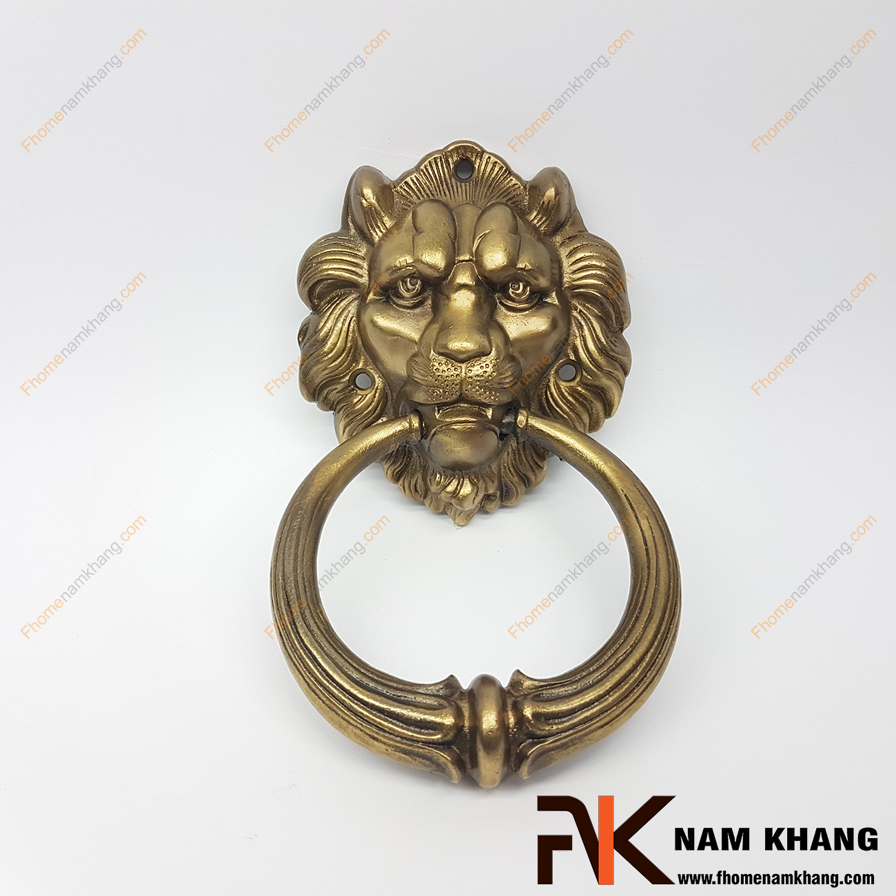 Núm đồng đầu sư tử NKD096 là một sản phẩm nội thất được chế tạo lấy cảm hứng từ sự uy quyền của loài sư tử dũng mãnh. Được đúc áp lực cao từ chất liệu đồng cao cấp núm đầu sư tử có độ bền cao và chịu được lực kéo nắm tốt.