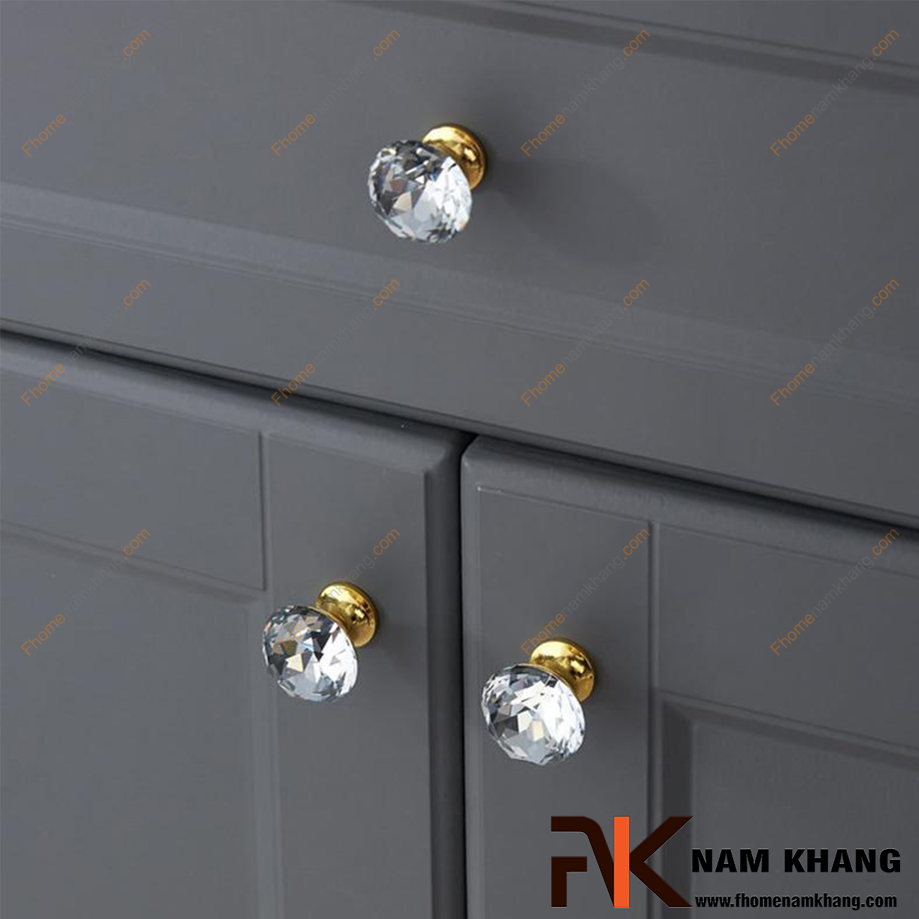 Núm cửa tủ dạng tròn pha lê chân đế vàng bóng NK295-TV, điểm nhấn ấn tượng trong thiết kế nội ngoại thất. Theo phong thủy, pha lê là biểu tượng của những điều tốt lành, may mắn và những điều tươi đẹp