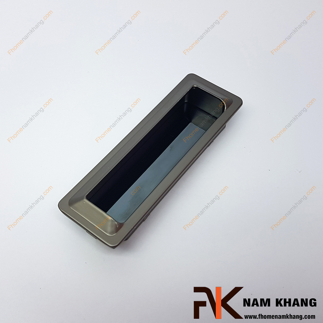 Tay nắm âm tủ màu xám NK301-96D là loại tay nắm chuyên dùng cho các loại tủ đặt ở những nơi có không gian hạn chế hoặc dùng để nâng cao tính thẫm mỹ của sản phẩm