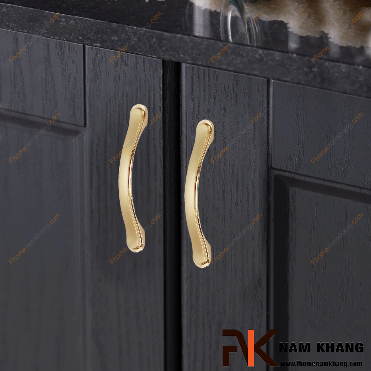 Tay nắm cửa tủ mạ vàng phong cách châu âu NK036-V được thiết kế khá đơn giản nhưng được gia công với độ thẫm mỹ cao. Đây là một sản phẩm sử dụng rất hiệu quả trên nhiều phong cách tủ kệ gỗ và cả kim loại.