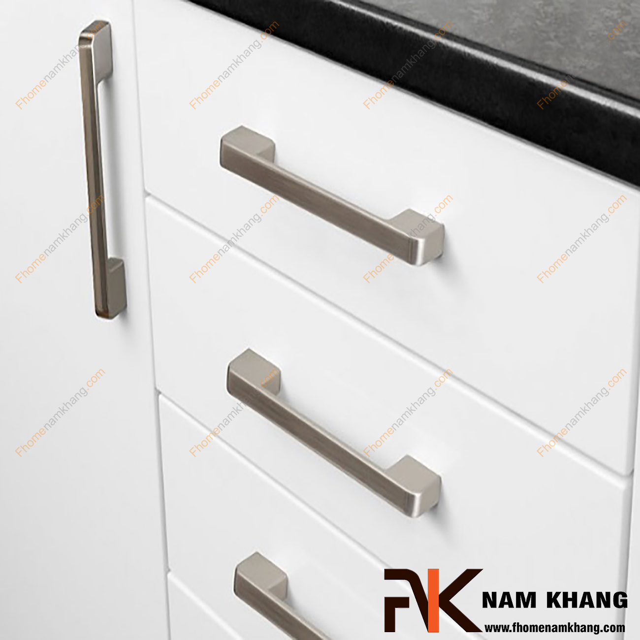 Tay nắm tủ mạ xám bạc NK143-160X được thiết kế dựa trên hợp kim chất lượng khuôn dạng vuông tạo cảm giác cầm nắm vô cùng chắc chắn và thao tác thực hiện cũng vô cùng dễ dàng.
