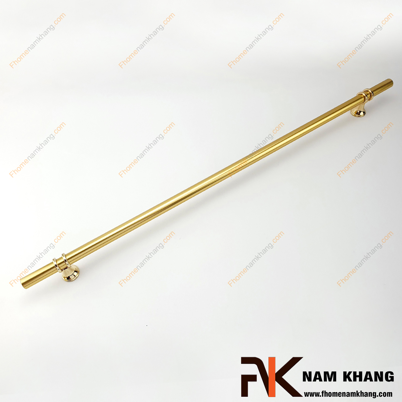 Tay nắm tủ cổ điển loại dài màu vàng NK207-V có thiết kế khá đặc biệt và thu hút khi kết hợp chân đến tròn mạ vàng bóng phối hợp với phần thân là một ống tròn từ chất liệu hợp kim bền chắc.
