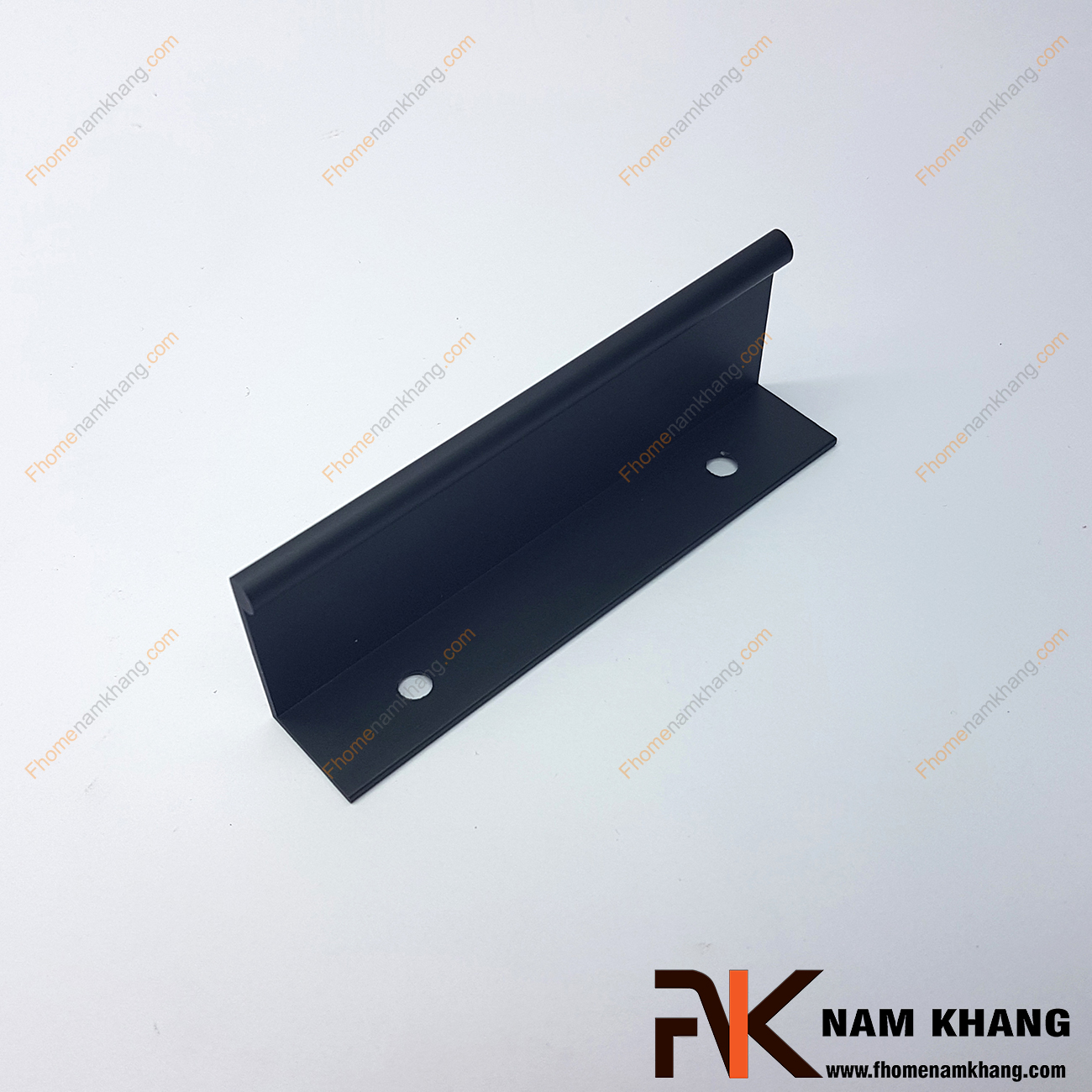 Tay nắm tủ dạng thanh dài màu đen NK312-D rất đặc trưng bởi thiết kế thanh mỏng dạng chữ V. Với bề dày của thanh là 2mm và được sản xuất từ vật liệu cao cấp