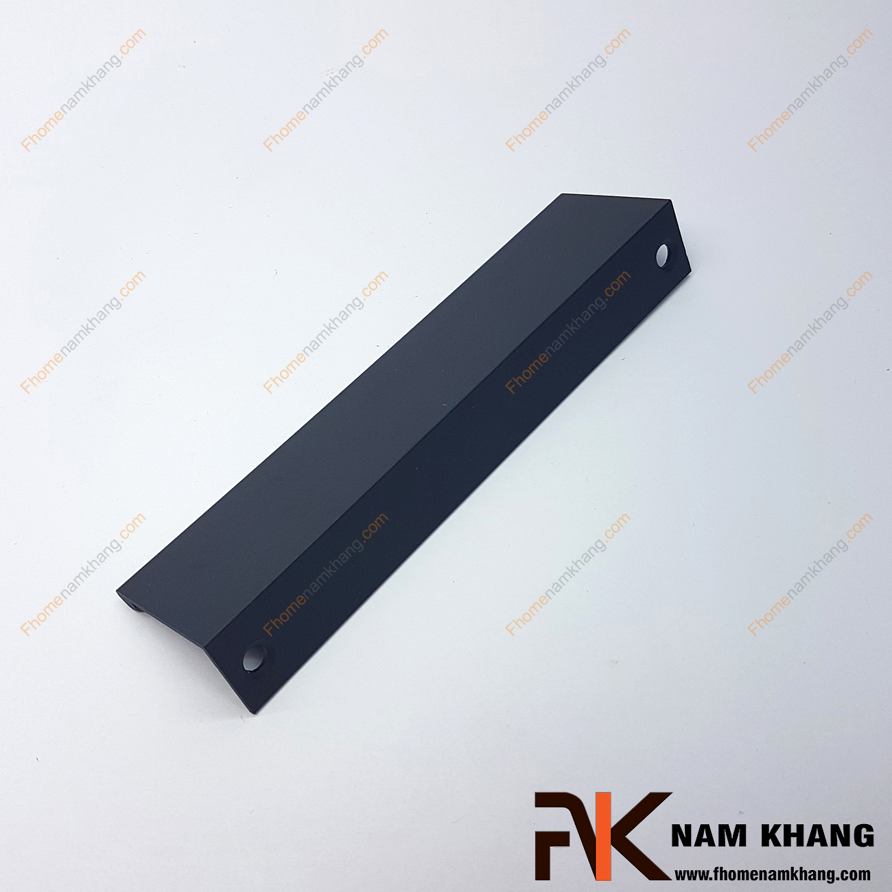 Tay nắm tủ dạng thanh dài màu đen NK312-D rất đặc trưng bởi thiết kế thanh mỏng dạng chữ V. Với bề dày của thanh là 2mm và được sản xuất từ vật liệu cao cấp