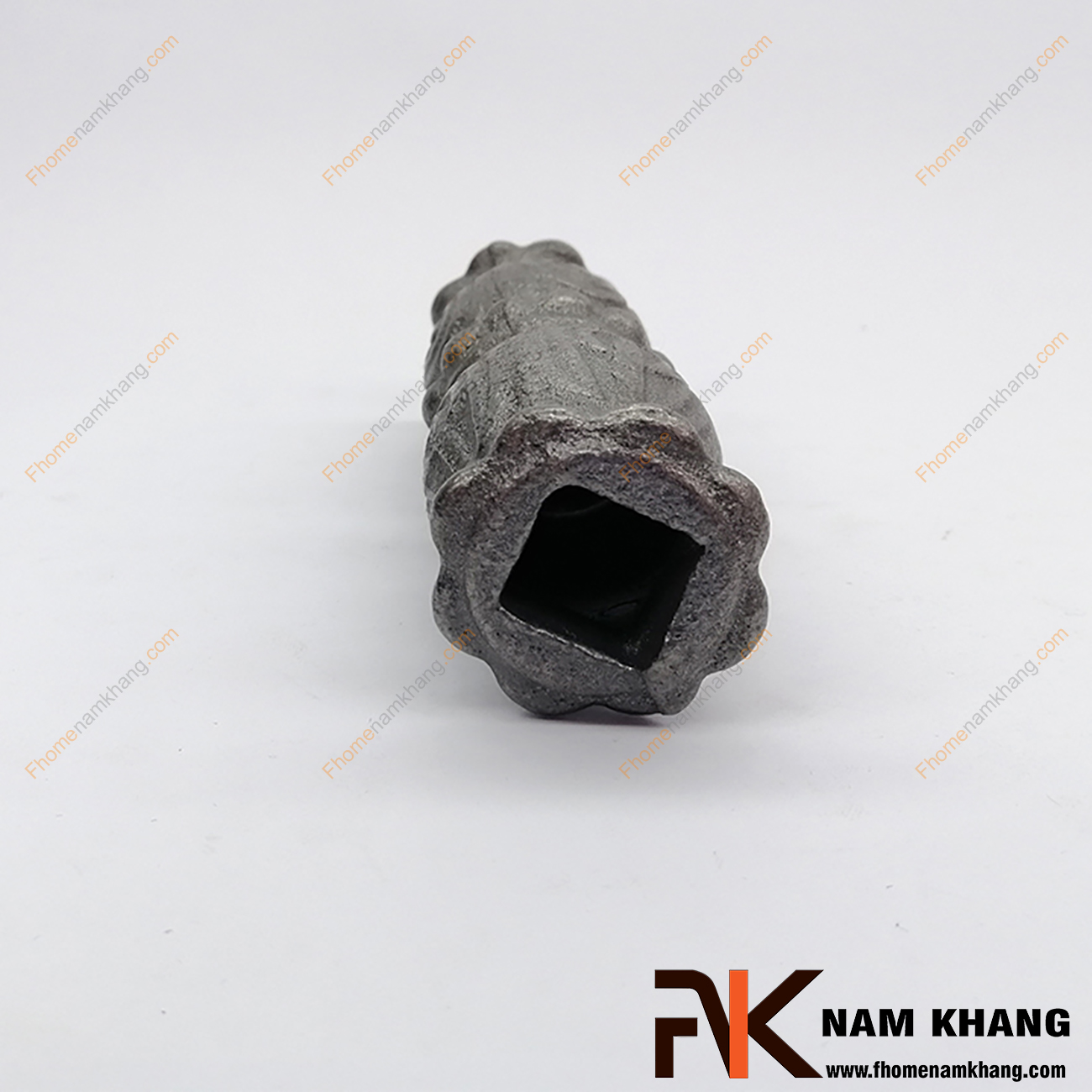 Khớp nối thép đúc lỗ vuông NKS-21 được sản xuất đúc từ thép, sản phẩm có bề mặt láng mịn nhờ công nghệ đúc cao.  Chi tiết được sử dụng để nối các hàn, dùng để che mối hàn nối,