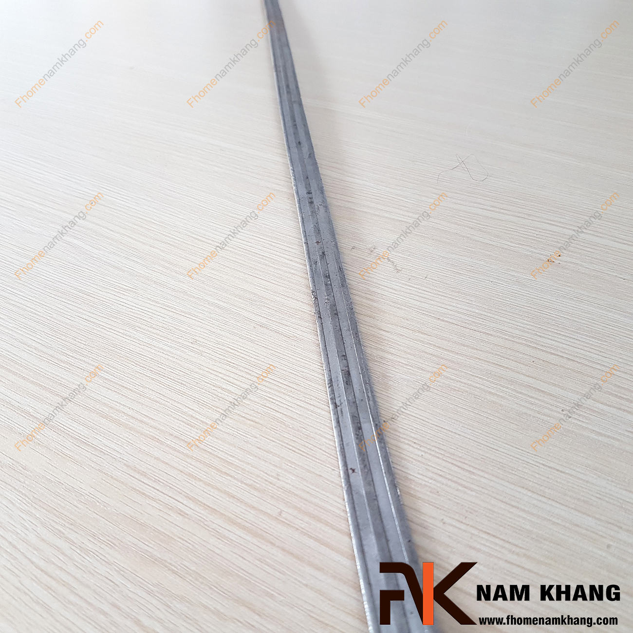 Thép la đai NKS-34 là sản phẩm phụ kiện thép mỹ thuật thường được sử dụng trên các mẫu thiết kế lan can, cầu thang, cửa cổng. Công dụng chính của thép la đai