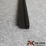 Tay nắm tủ xẻ rãnh có nắp chụp NK410GD-3000D 