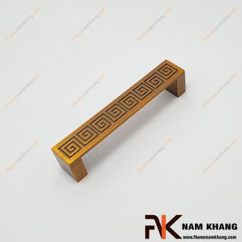 Tay nắm cửa tủ dạng vuông họa tiết cổ điển NK174V-CF