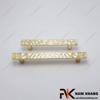 Tay nắm cửa tủ vân nổi vàng bóng NK225SN-96VB