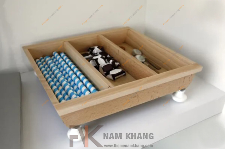 Núm nắm tủ là một sản phẩm phụ kiện tủ được sử dụng rất nhiều trong ngành công nghiệp nội thất. Các sản phẩm núm nắm tủ từ bình dân đến cao cấp có hàng ngàn mẫu mã với kích thước và kiểu dáng khác nhau, nhưng đều phục vụ mục đích chính là giúp cảm giác cầm nắm các cánh cửa tủ trở nên thoải mái hơn và phục vụ việc đóng mở cửa tủ dễ dàng và thuận tiện.
