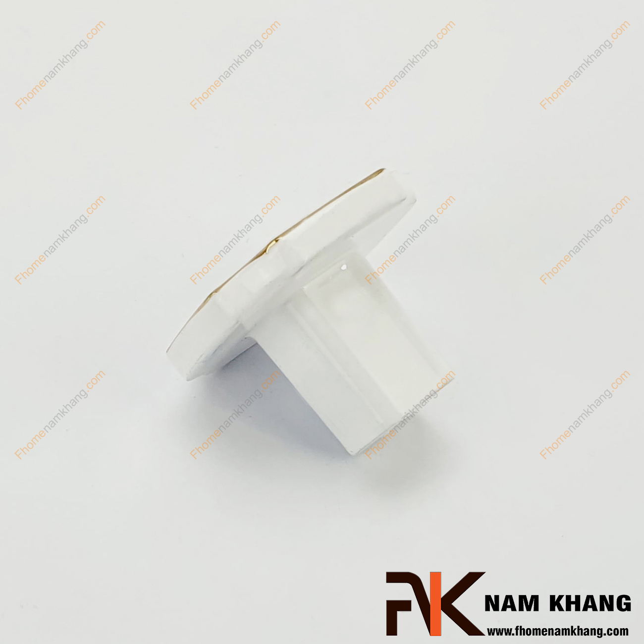 Núm cửa tủ họa tiết vuông cổ NK085-VT có khuôn dạng vuông cạnh với các góc cạnh bo tròn đẹp mắt. Núm cửa tủ dễ dàng được lắp đặt trên cánh cửa tủ thông qua vít kết nối khoan âm rất an toàn và mang lại khả năng kết nối bền chắc.