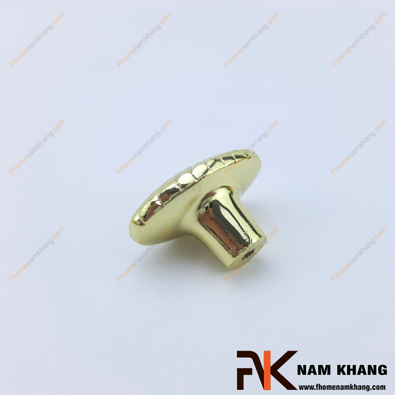 Núm tủ cổ điển mạ vàng NK029-V được thiết kế họa tiết theo phong cách đối xứng bồi đắp tạo nên một nét nhìn dễ chịu và dễ dàng phối hợp trên nhiều loại tủ kệ, ngăn kéo.
