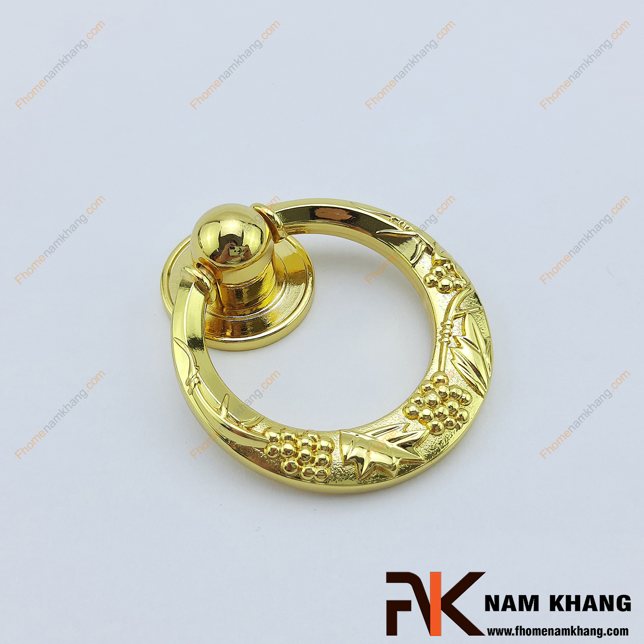 Núm tay nắm tủ mạ vàng NK068-V có thiết kế dạng vòng mạ vàng. Sản phẩm được chế tạo từ hợp kim chất lượng cao, có độ bền tốt và chống trầy xước, chống phai màu.