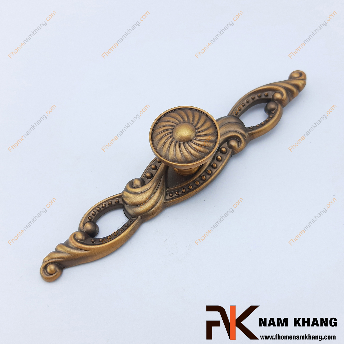 Núm cửa tủ dạng thanh màu cafe NK071-CF có thiết kế kết hợp núm nắm tủ đầu tròn mạ đồng cổ và thanh cố định chất lượng cao. Đây là sản phẩm trang trí cao cấp thể hiện sự sang trọng và tinh tế.