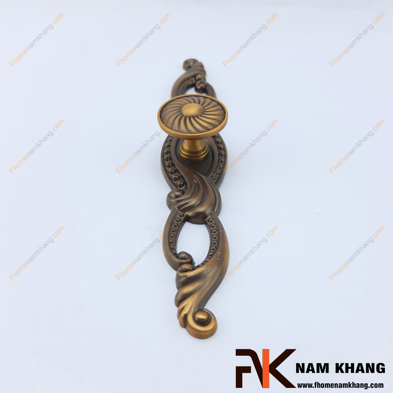 Núm cửa tủ dạng thanh màu cafe NK071-CF có thiết kế kết hợp núm nắm tủ đầu tròn mạ đồng cổ và thanh cố định chất lượng cao. Đây là sản phẩm trang trí cao cấp thể hiện sự sang trọng và tinh tế.