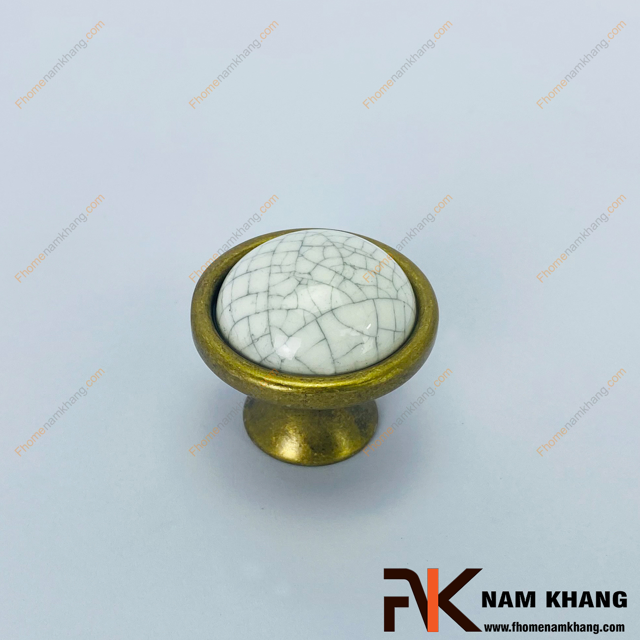 Núm cửa tủ vân nứt NK074-DC có thiết kế rất đơn giản nhưng lại rất độc đáo từ chất liệu hợp kim cao cấp mạ màu đồng cổ điển phối hợp với sứ vân nứt bóng đẹp.