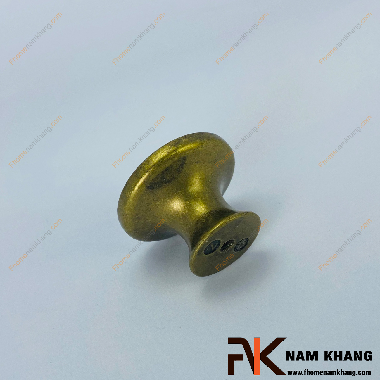 Núm cửa tủ vân nứt NK074-DC có thiết kế rất đơn giản nhưng lại rất độc đáo từ chất liệu hợp kim cao cấp mạ màu đồng cổ điển phối hợp với sứ vân nứt bóng đẹp.