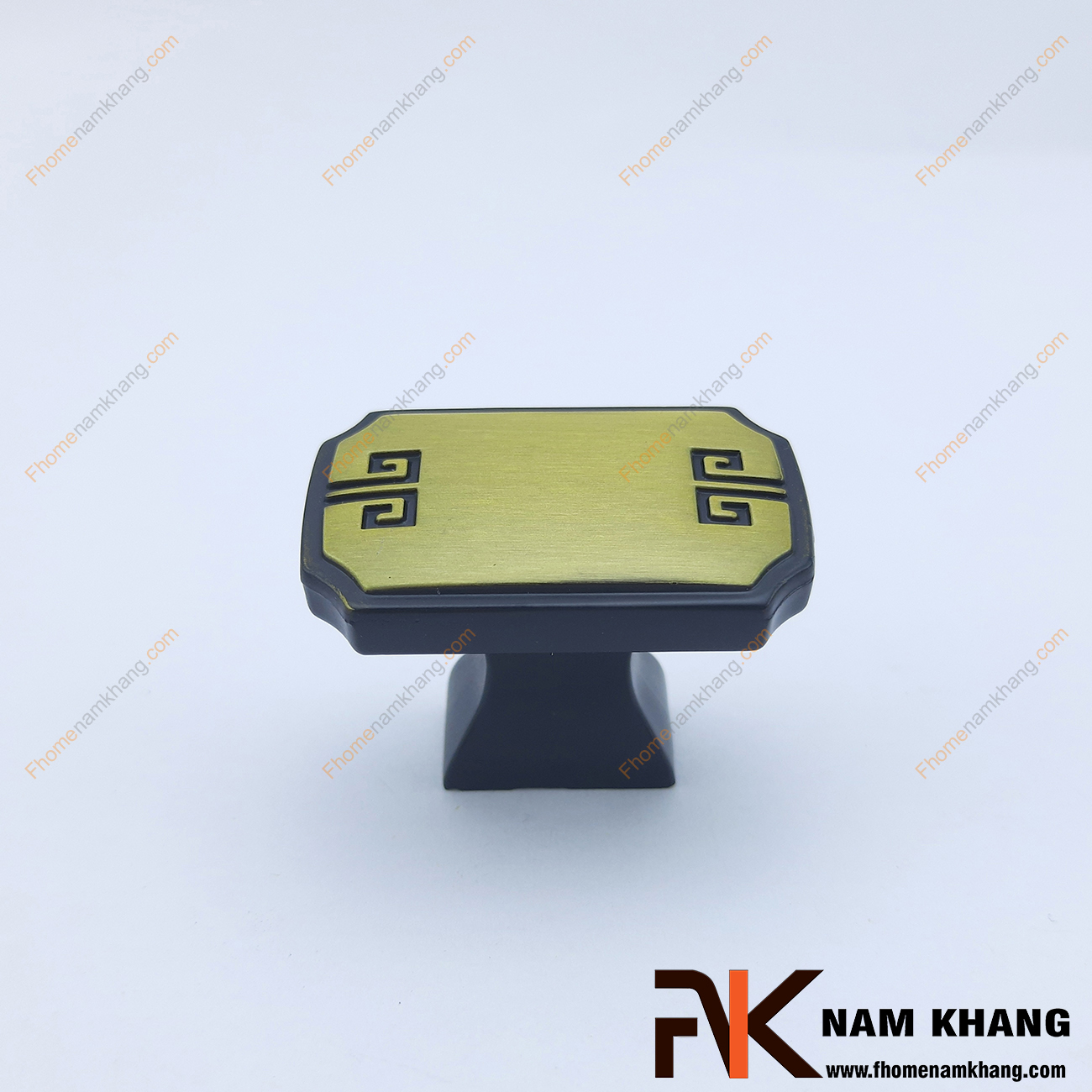 Núm cửa tủ họa tiết vuông cổ NK085-R có khuôn dạng vuông cạnh với các họa tiết chữ thập độc đáo. Sản phẩm kết hợp màu đen và màu đồng vàng tạo phong cách cổ điển