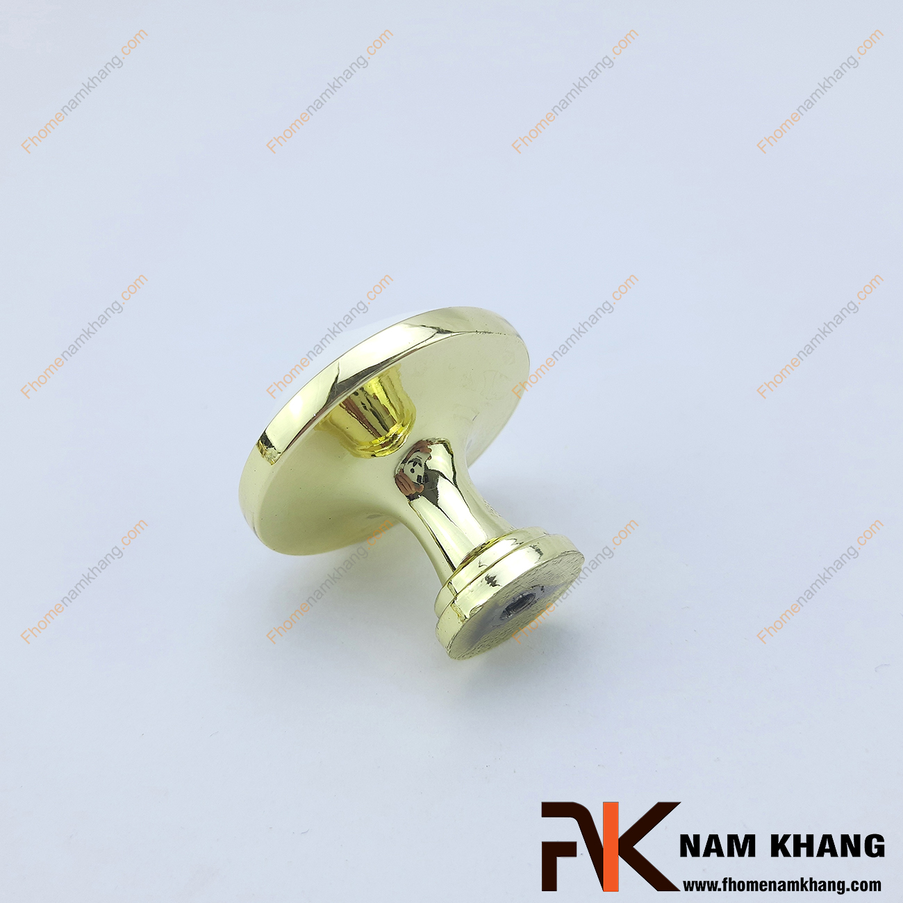 Núm cửa tủ tròn bằng sứ trắng viền vàng NK201-V có thiết kế khá đơn giản từ hợp kim mạ vàng bọc quanh sứ trắng bóng cao cấp. Khá đơn giản nhưng lại toát lên vẻ ngoài tinh tế và rất sang trọng .