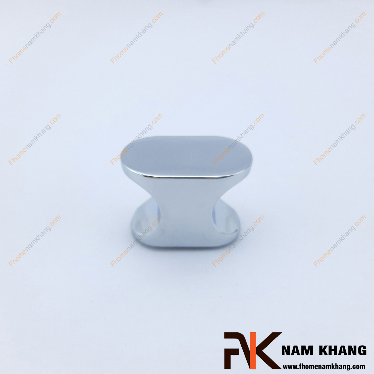 Núm nắm tủ màu trắng bạc NK133-X có thiết kế lạ mắt với phần thân lõm vào bên trong vừa vặn một ngón tay để có thể dễ dàng cầm nắm và đóng mở cánh cửa tủ. Sản phẩm được mạ trắng bạc trên nền chất liệu hợp kim cao cấp 