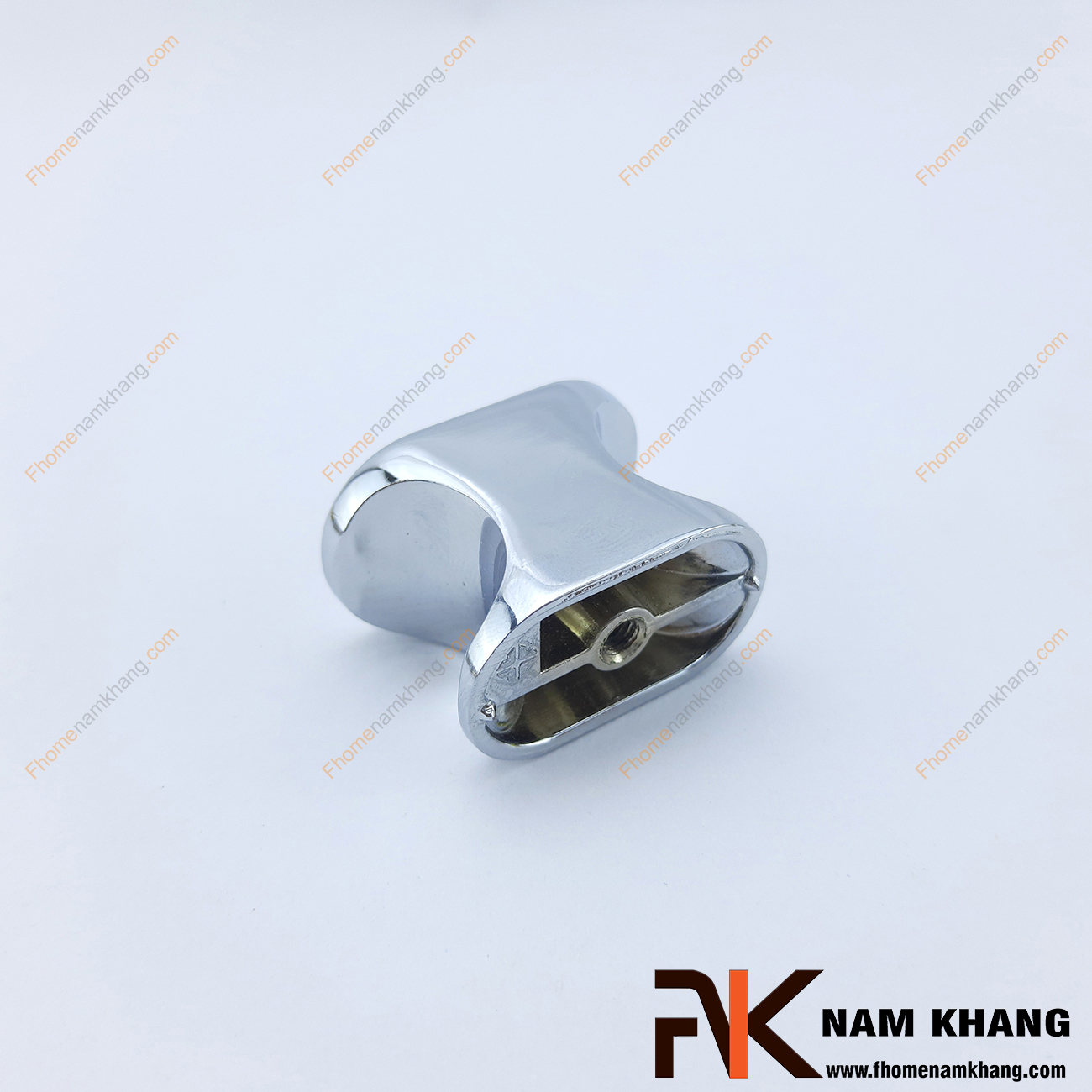 Núm nắm tủ màu trắng bạc NK133-X có thiết kế lạ mắt với phần thân lõm vào bên trong vừa vặn một ngón tay để có thể dễ dàng cầm nắm và đóng mở cánh cửa tủ. Sản phẩm được mạ trắng bạc trên nền chất liệu hợp kim cao cấp 