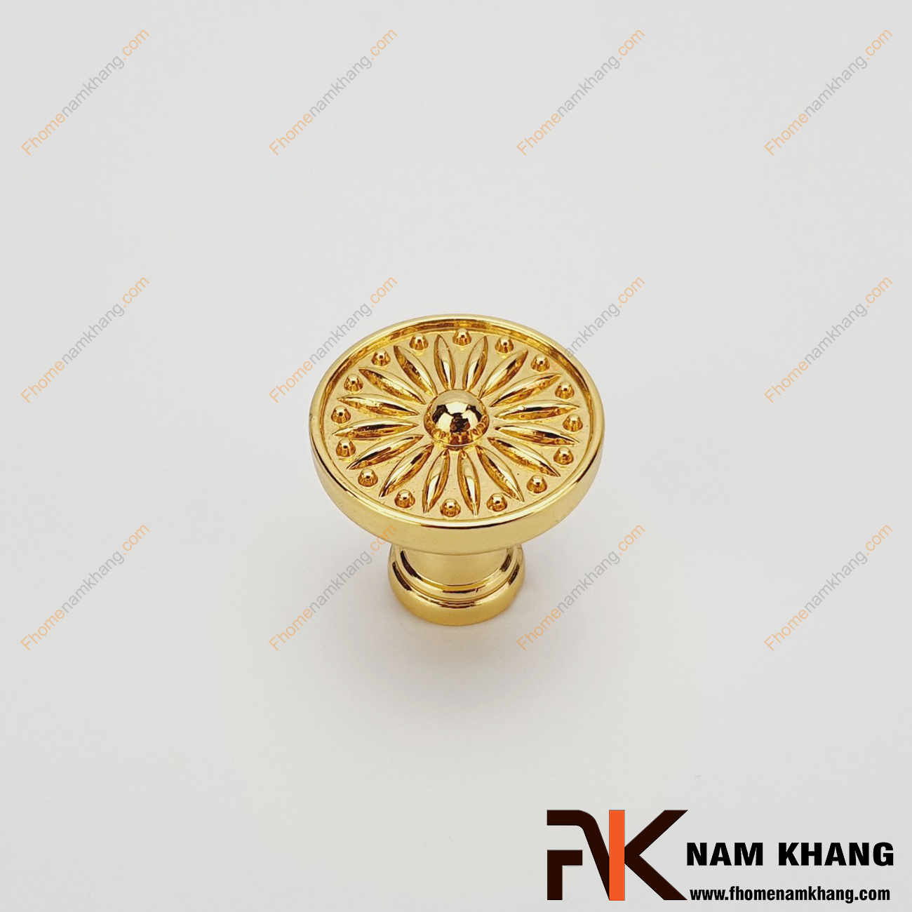 Tay nắm tủ mạ vàng NK158-V được gia công từ hợp kim mạ vàng bóng nên có độ bền cao và màu vàng bóng của nó còn thể hiện cho tài lộc, cho sự phát đạt và thể hiện một đẳng cấp sang trọng cao cấp