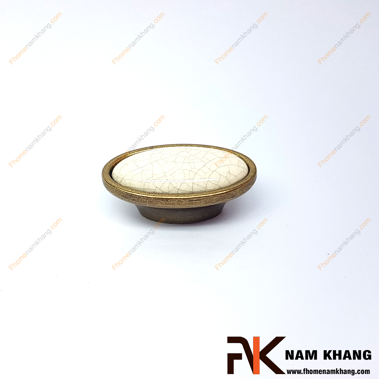 Núm nắm tủ màu đồng rêu NK292-C được thiết kế với khuôn dạng tròn, bên trên là viên sứ tròn với đường vân rõ nét được bao bọc bởi chân đế hợp kim mạ đồng rêu