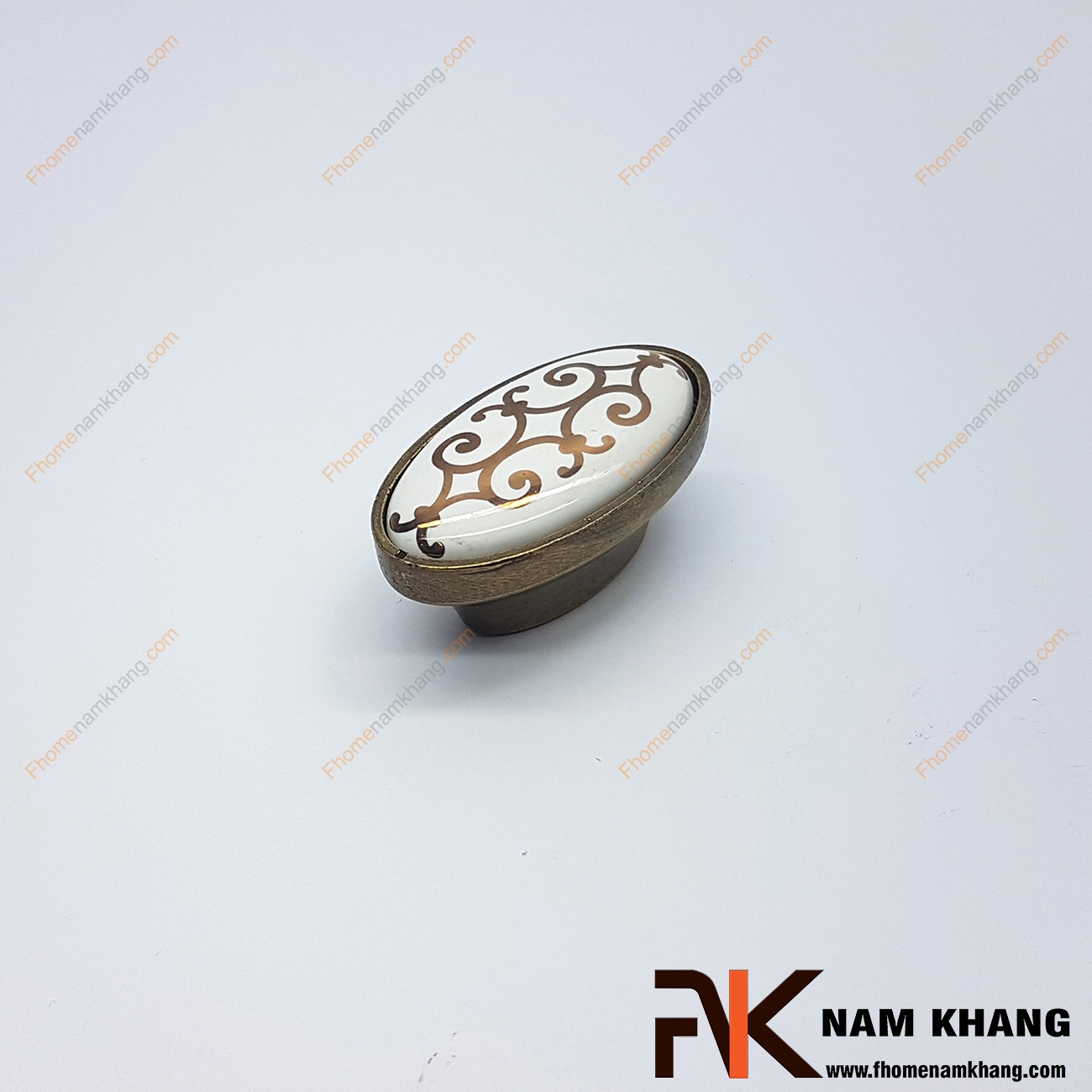 Núm nắm tủ màu đồng rêu NK292-C2 được thiết kế với khuôn dạng tròn, bên trên là viên sứ tròn với đường vân rõ nét được bao bọc bởi chân đế hợp kim mạ đồng rêu