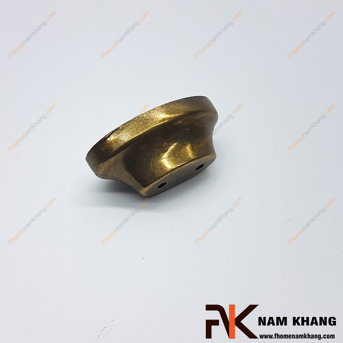 Núm nắm tủ màu đồng rêu NK292-C2 được thiết kế với khuôn dạng tròn, bên trên là viên sứ tròn với đường vân rõ nét được bao bọc bởi chân đế hợp kim mạ đồng rêu