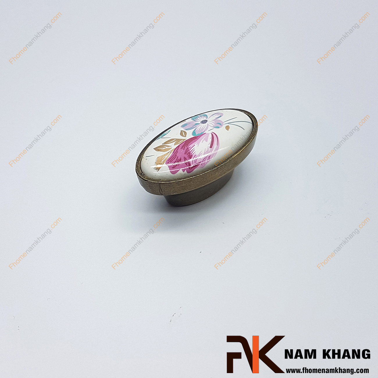 Núm nắm tủ màu đồng rêu NK292-CHT được thiết kế với khuôn dạng tròn, bên trên là viên sứ trắng đục được bao bọc từ hợp kim mạ đồng cổ rất đậm chất cổ điển