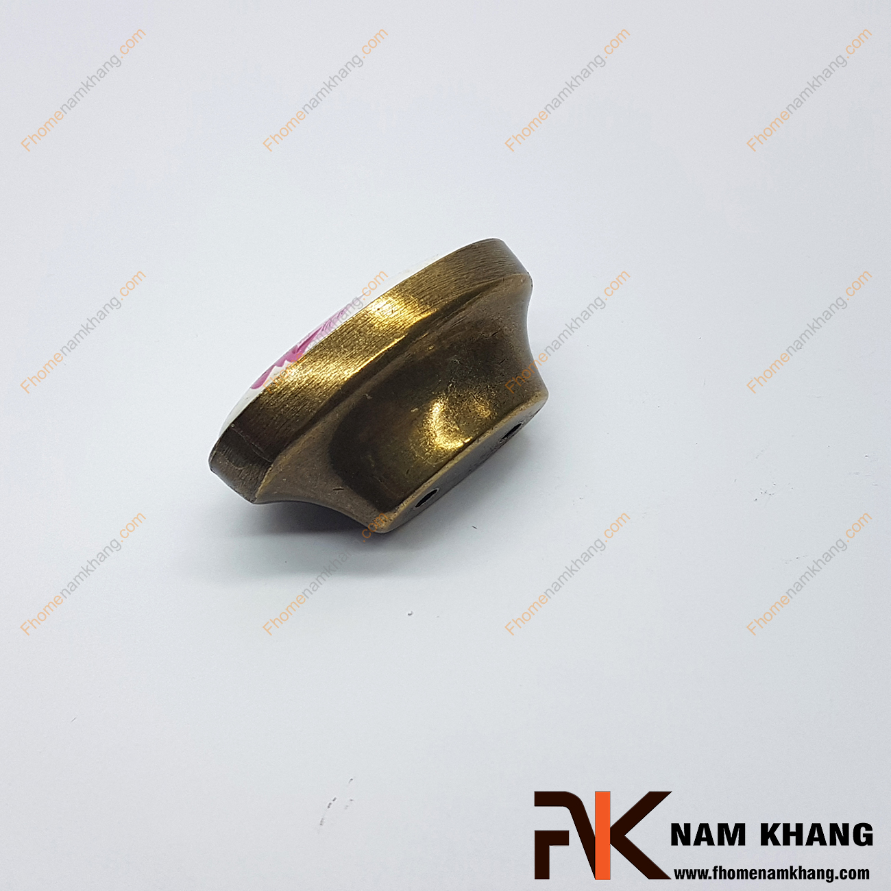 Núm nắm tủ màu đồng rêu NK292-CHT được thiết kế với khuôn dạng tròn, bên trên là viên sứ trắng đục được bao bọc từ hợp kim mạ đồng cổ rất đậm chất cổ điển