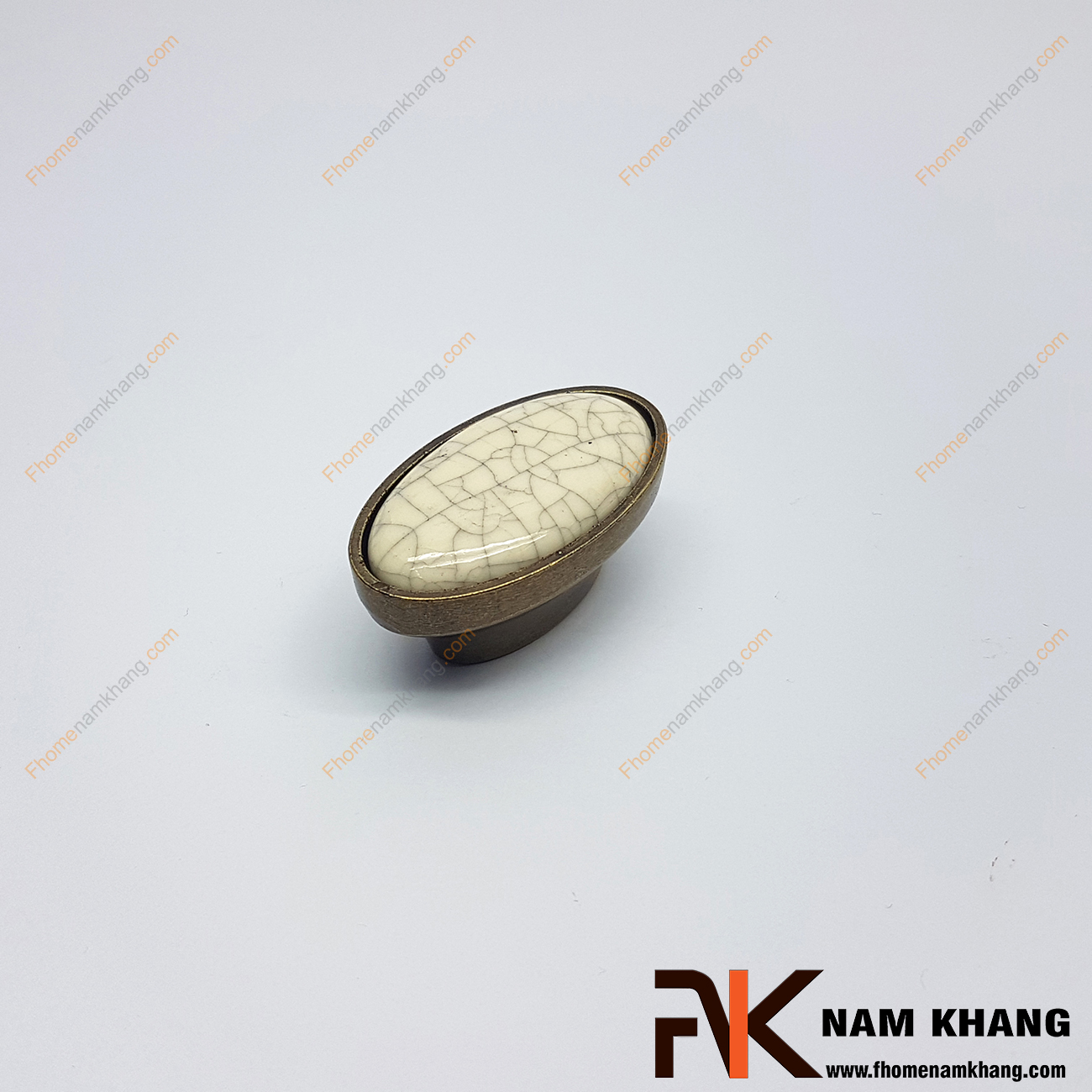 Núm nắm tủ màu đồng rêu NK292-CX được thiết kế với khuôn dạng tròn, bên trên là viên sứ tròn với đường vân rõ nét được bao bọc bởi chân đế hợp kim mạ đồng rêu