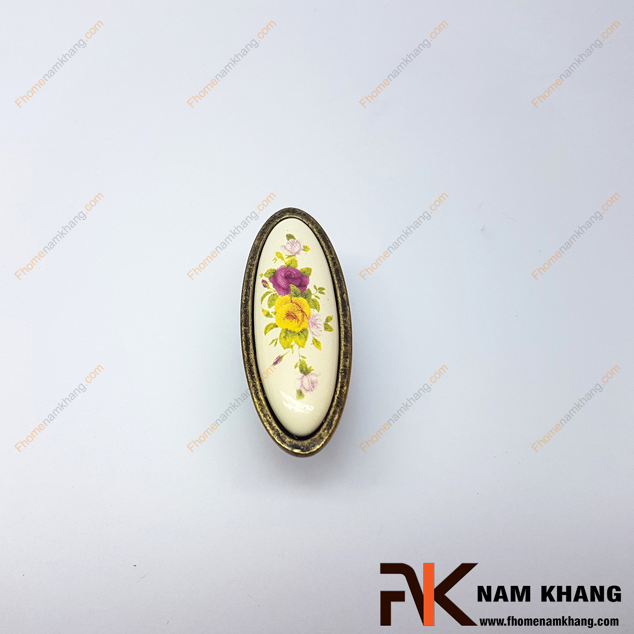 Núm nắm tủ hoa cổ điển NK304-C được thiết kế với khuôn dạng tròn, bên trên là viên sứ hoa  được bao bọc từ hợp kim mạ đồng cổ rất đậm chất cổ điển