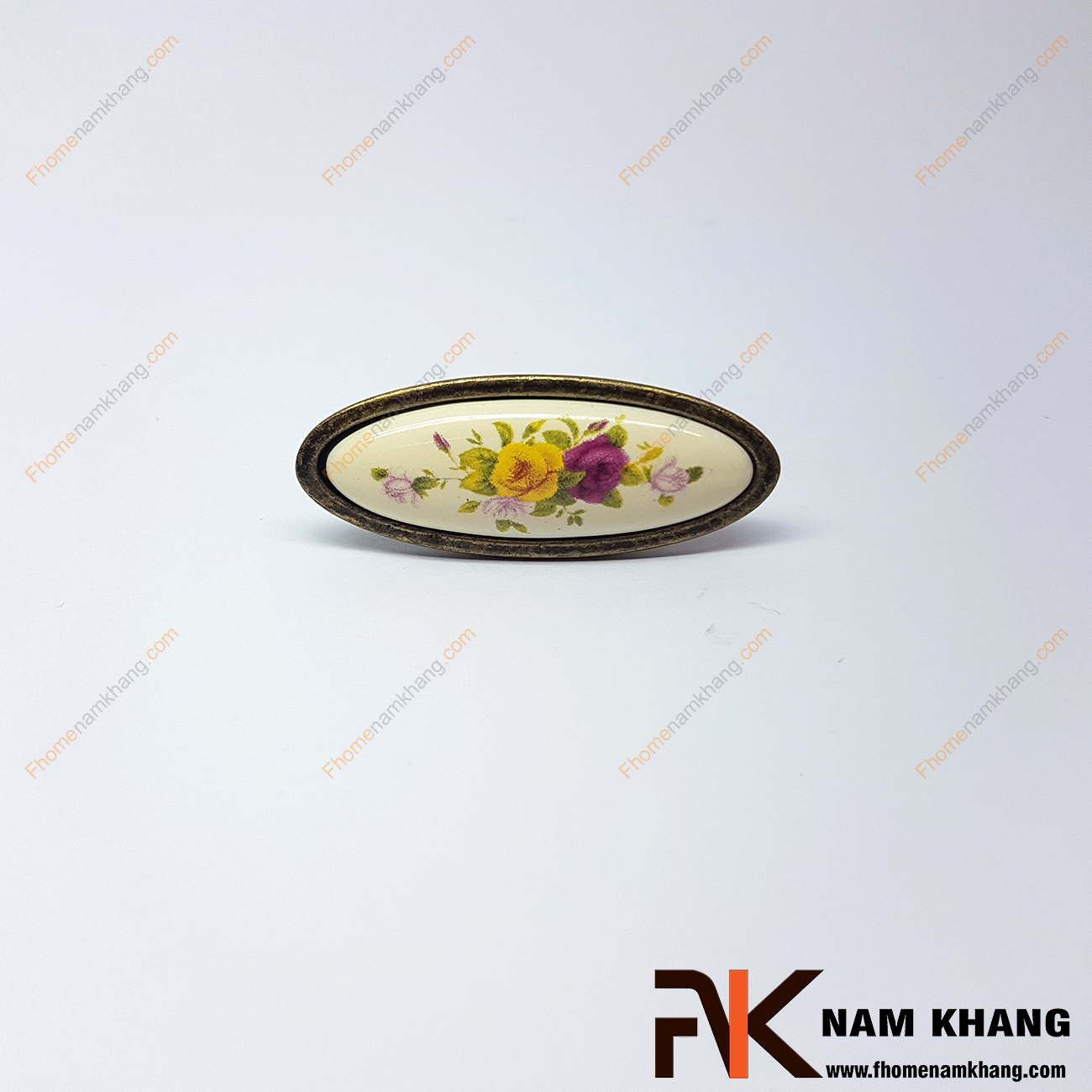 Núm nắm tủ hoa cổ điển NK304-C được thiết kế với khuôn dạng tròn, bên trên là viên sứ hoa  được bao bọc từ hợp kim mạ đồng cổ rất đậm chất cổ điển