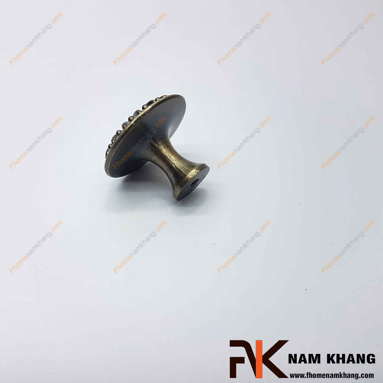 Núm nắm tủ màu đồng cổ NK333-C là sản phẩm núm nắm tủ đặc trưng chuyên dùng cho các dòng tủ bếp, ngăn kéo, ngăn bàn, tủ nội thất. 