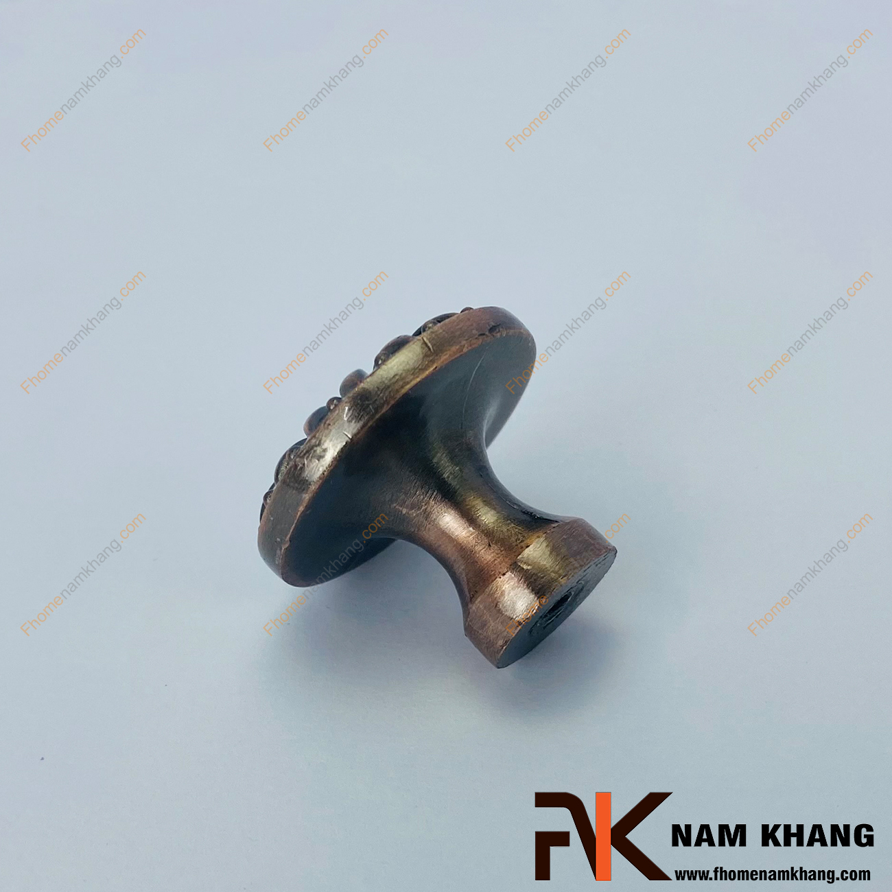 Núm nắm tủ màu cổ điền NK333-CF là sản phẩm núm nắm tủ đặc trưng chuyên dùng cho các dòng tủ bếp, ngăn kéo, ngăn bàn, tủ nội thất.