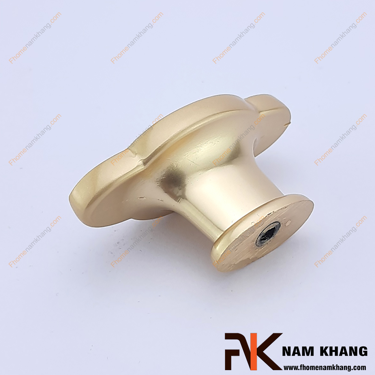 Núm nắm cửa tủ vàng NK340-HV là một phụ kiện nội thất tủ có thiết kế cổ điển. Đây là một dạng tay nắm đa năng khi vừa phục vụ nhu cầu đóng mở cửa tủ trở nên dễ dàng, lại vừa làm nổi bật lên sản phẩm tủ nội thất.