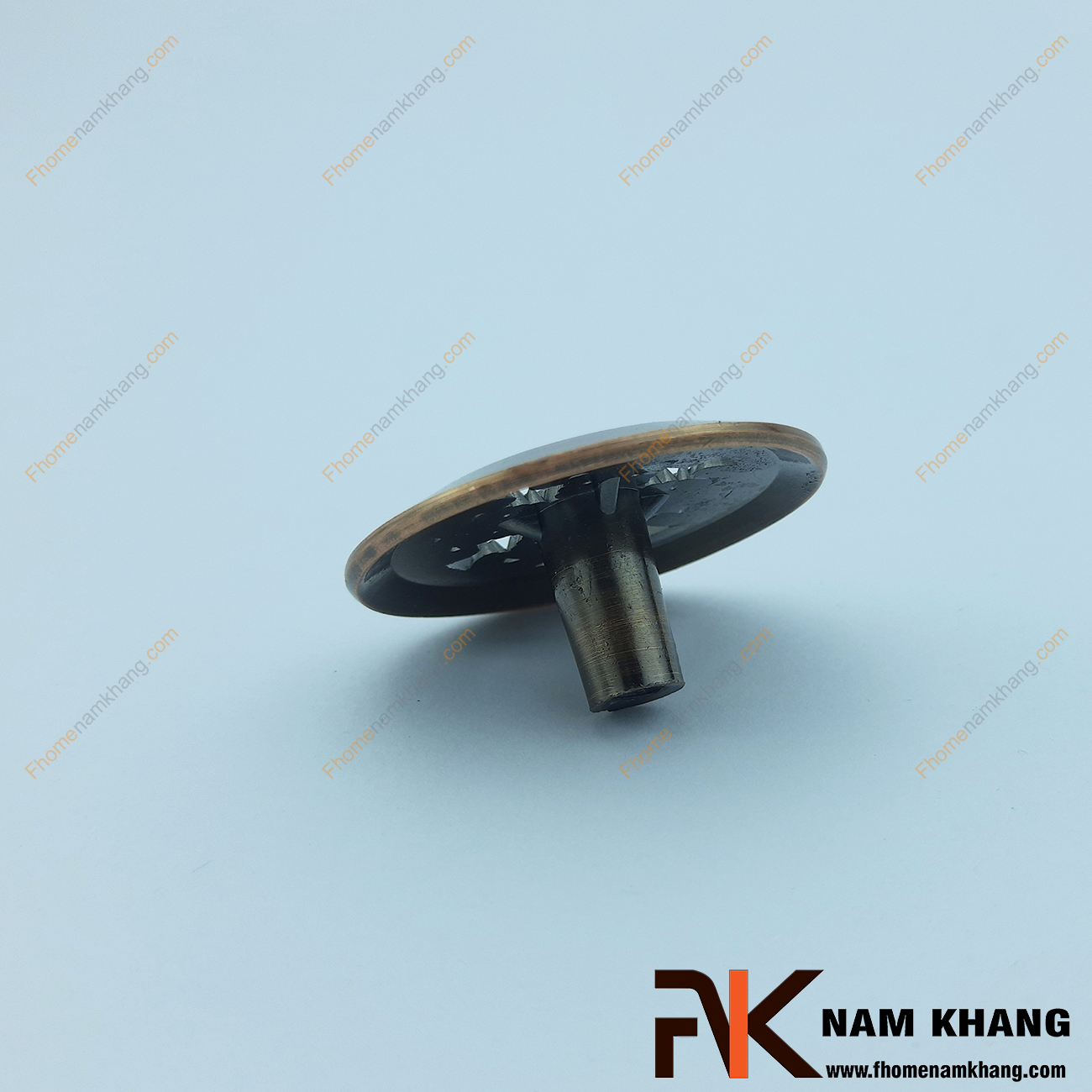 Núm cửa tủ màu rêu cổ điển NK391-R - một núm cửa tủ đơn giản nhưng có nét thiết kế độc đáo trên toàn bộ phần thân của núm cửa.