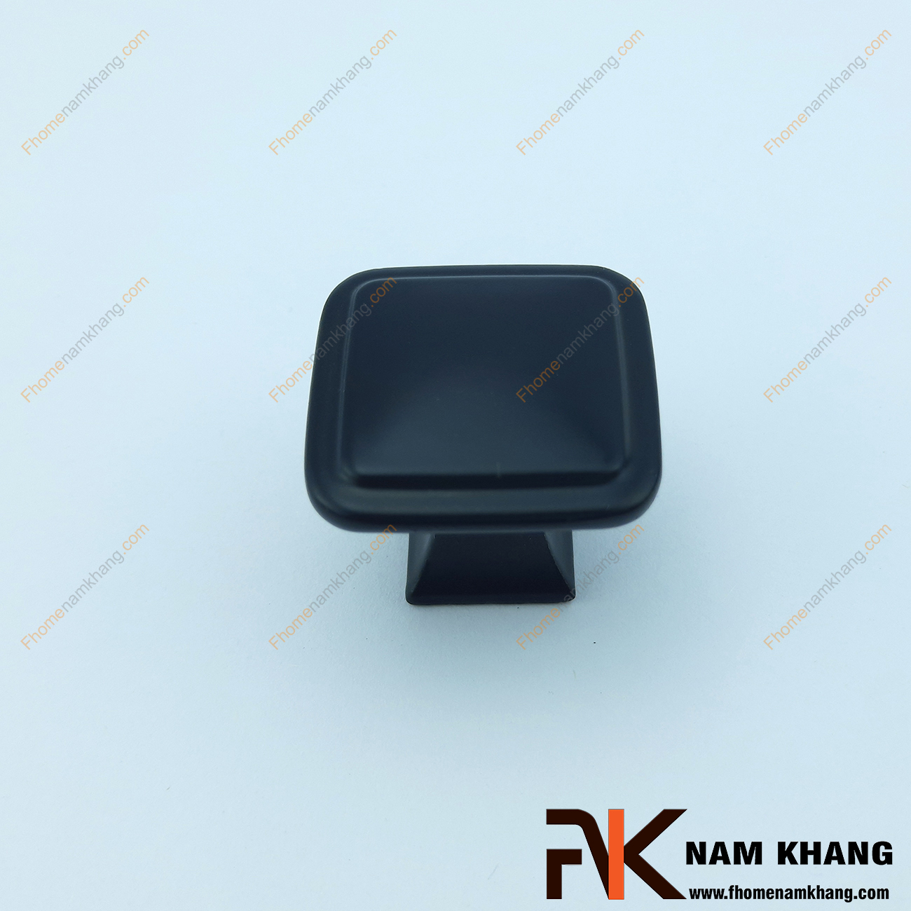 Núm cửa tủ dạng vuông NK396-D là sản phẩm núm nắm tủ đặc trưng chuyên dùng cho các dòng tủ bếp, ngăn kéo, ngăn bàn, tủ nội thất.
