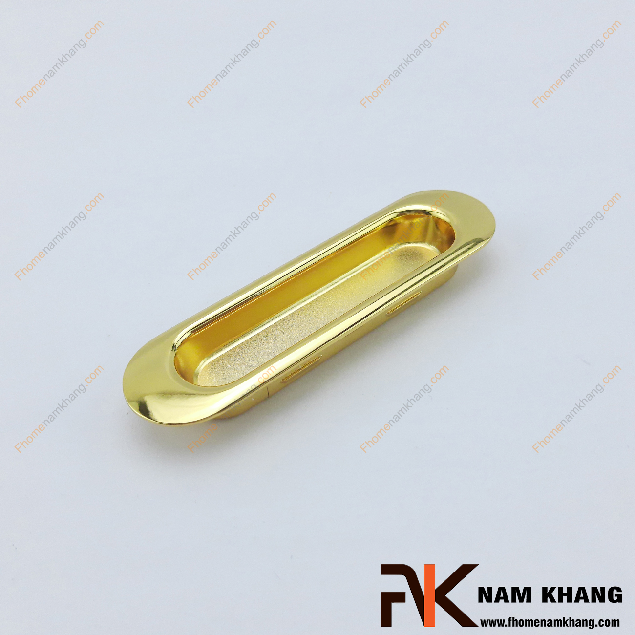 Tay nắm âm tủ hợp kim mạ vàng NK061-V có thiết kế gọn nhẹ và đơn giản. Mang xu hướng tiết kiệm không gian và sử dụng làm phụ kiện cho những phong cách tủ trượt tại nơi bị hạn chế diện tích.