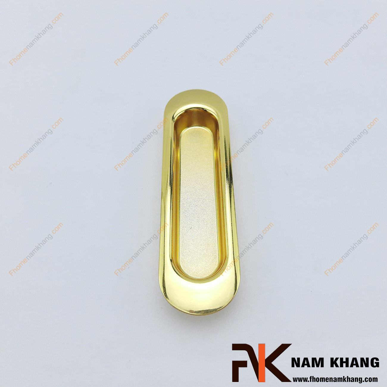 Tay nắm âm tủ hợp kim mạ vàng NK061-V có thiết kế gọn nhẹ và đơn giản. Mang xu hướng tiết kiệm không gian và sử dụng làm phụ kiện cho những phong cách tủ trượt tại nơi bị hạn chế diện tích.