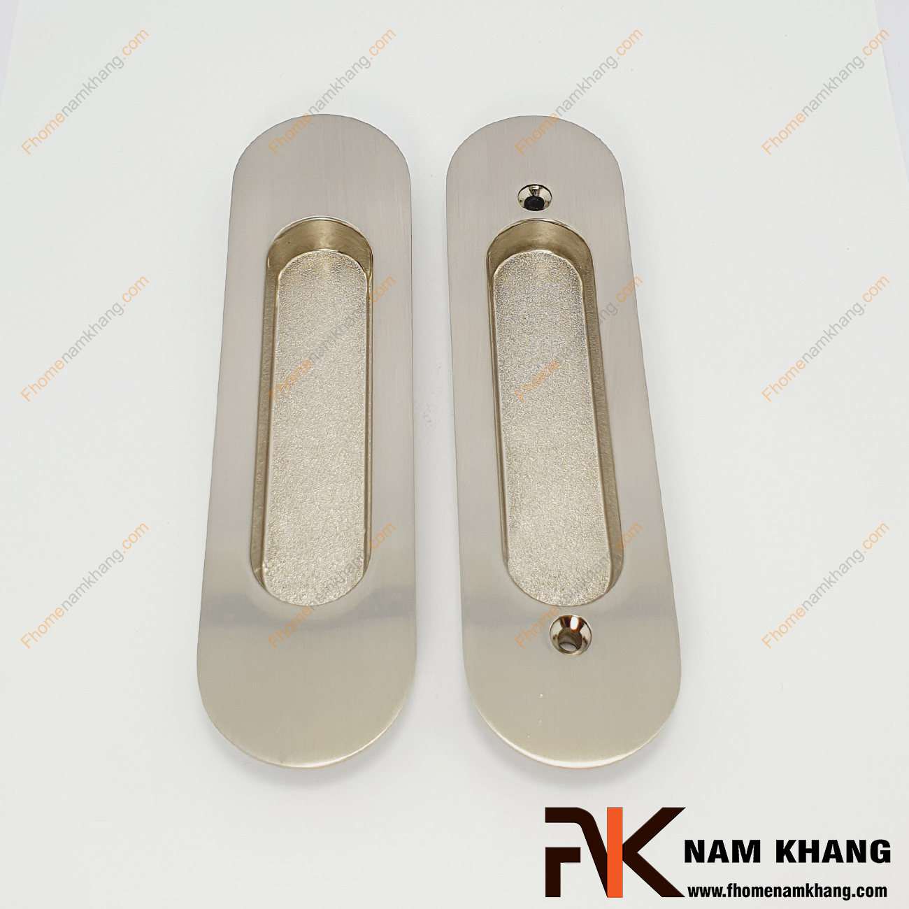 TAY ÂM LÙA BỘ NK061C-B là dòng tay nắm tủ dạng âm theo bộ dùng chính cho dòng cửa lùa. Sản phẩm tay nắm này bao gồm 2 phần bắt đối xứng với nhau qua cánh cửa và kết nối bằng 2 thanh vít.