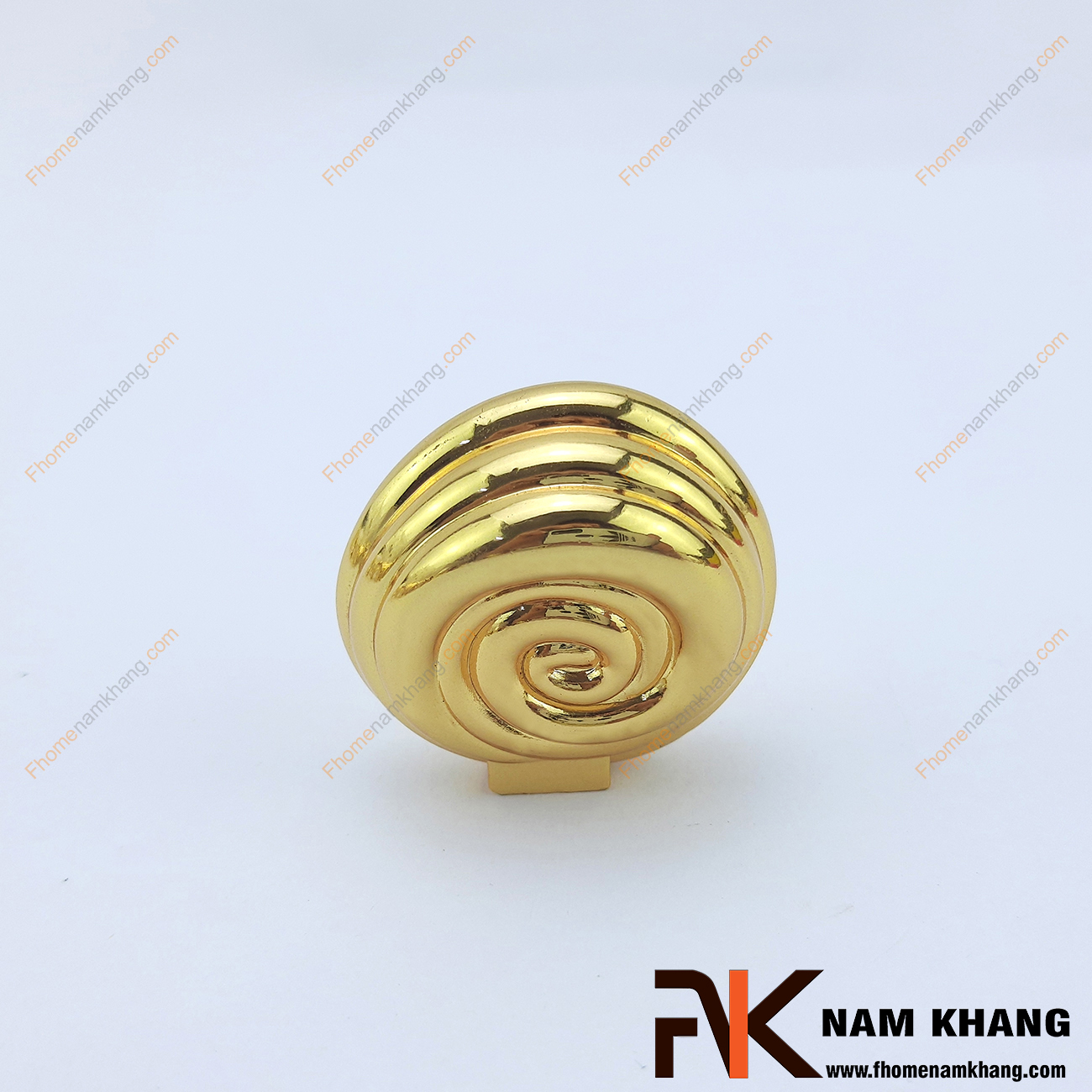 Núm kéo cửa tủ hình vỏ sò mạ vàng NK032 có khuôn dạng xoắn ốc tròn. Được chế tạo từ hợp kim chất lượng cao mạ vàng bóng ánh kim cho độ bền cao.
