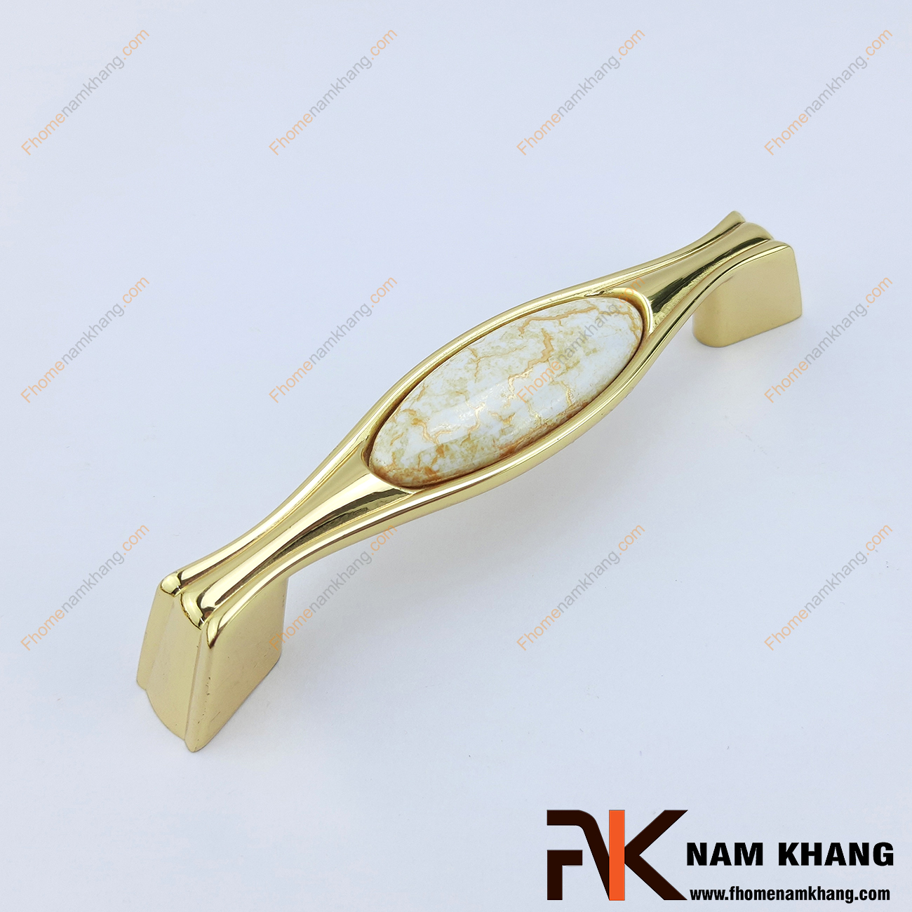 Tay nắm cửa tủ bếp sứ vân vàng mạ vàng NK038-VV là một sản phẩm đặc trung có độ thẩm mỹ cao khi kết hợp giữa sứ vân cao cấp và hợp kim chất lượng cao mạ vàng bóng.