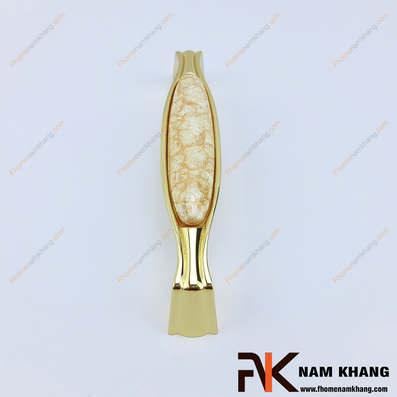 Tay nắm cửa tủ bếp sứ vân vàng mạ vàng NK038-VV là một sản phẩm đặc trung có độ thẩm mỹ cao khi kết hợp giữa sứ vân cao cấp và hợp kim chất lượng cao mạ vàng bóng.