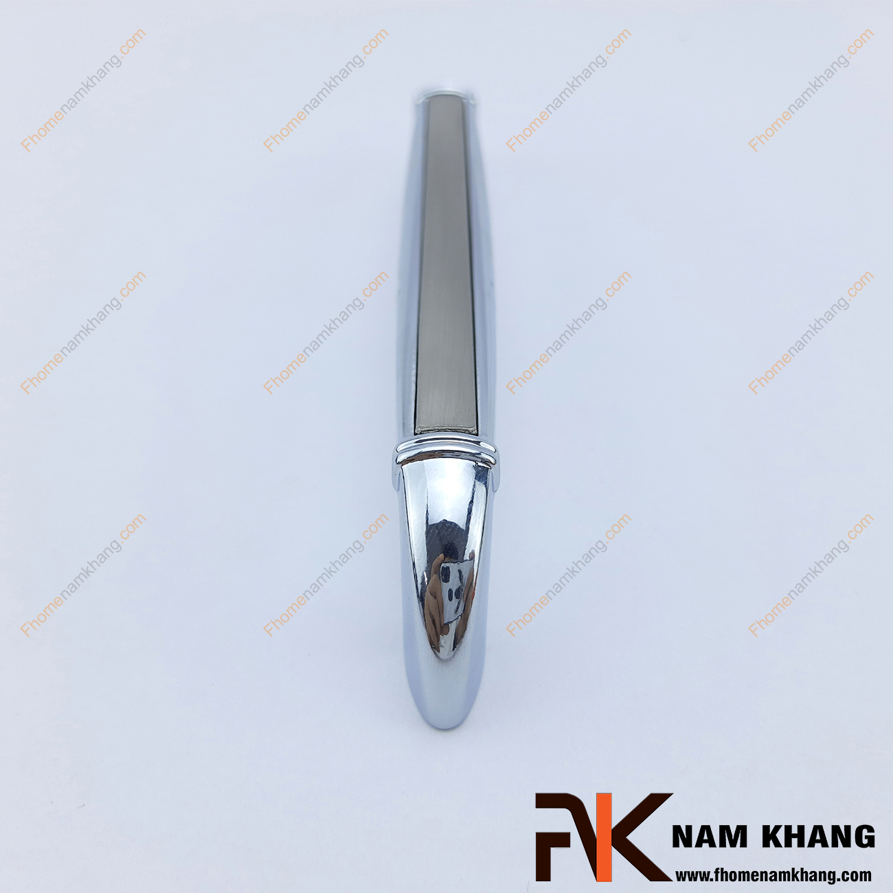 Tay cầm cửa tủ hợp kim NK126-X là một thiết kế tay nắm hợp kim phối hợp với khuôn dạng thon gọn về 2 đầu tay nắm. Các góc cạnh cửa NK126 được bo tròn omega cho độ thon gọn và cảm giác cầm nắm thoải mái.