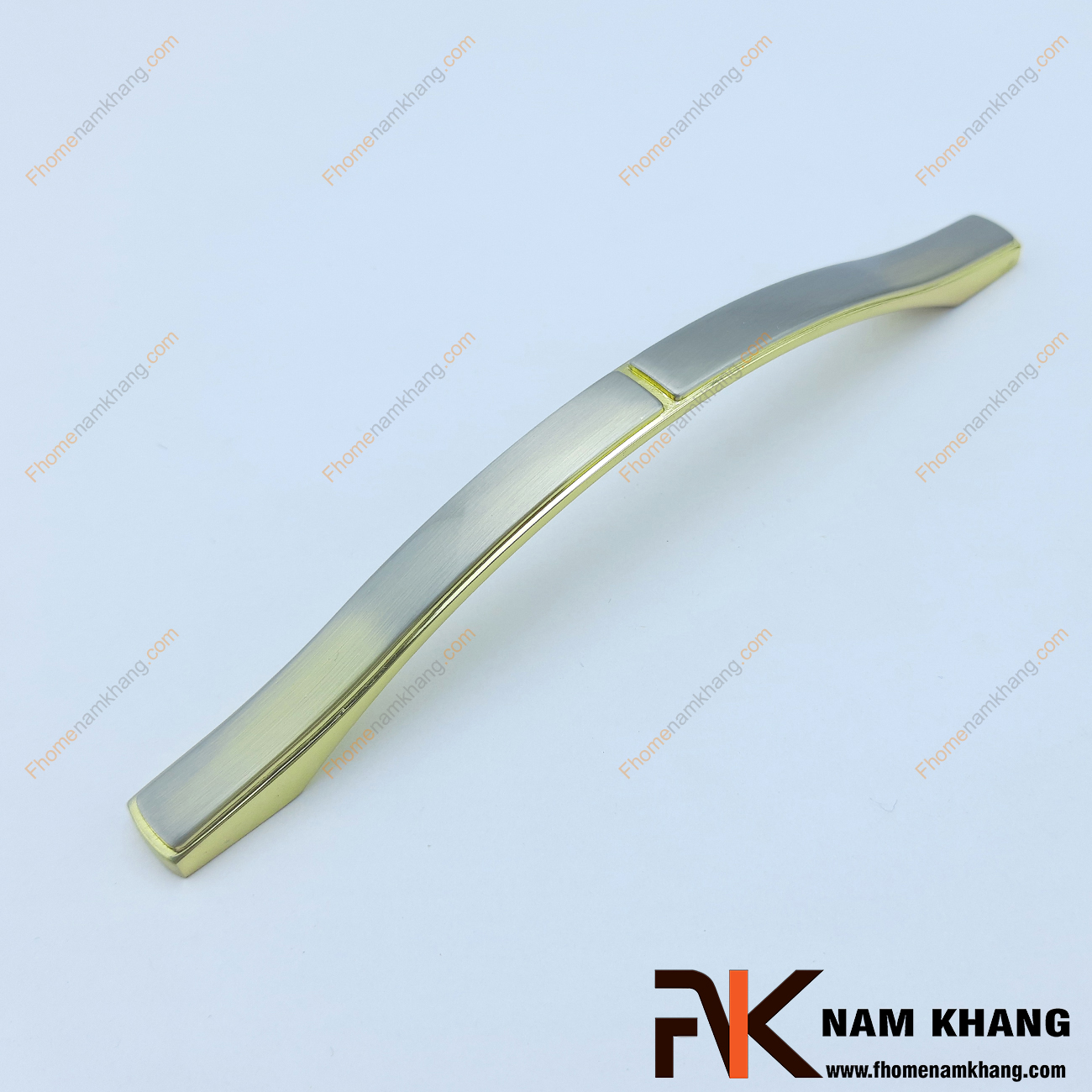 Tay nắm cửa tủ mạ màu xám vàng NK164-128XV được sử dụng nhiều trên nhiều phong cách tủ kệ khác nhau. Sản phẩm được tin dùng trên các loại tủ kệ trưng bày, tủ quần áo, tủ phong thủy , ngăn kệ bàn làm việc,…