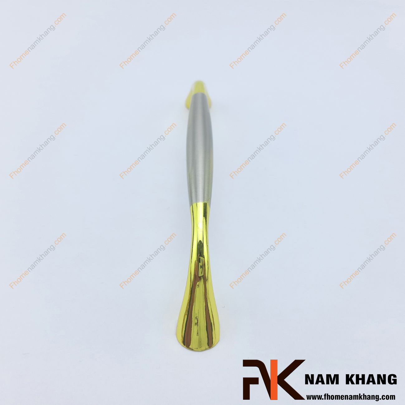 Tay cầm tủ thanh tròn đầu loe NK166-128XV có thiết kế rất đặc biệt khi kết hợp nét thẩm mỹ dạng tròn được cách điện to dần ở 2 đầu.